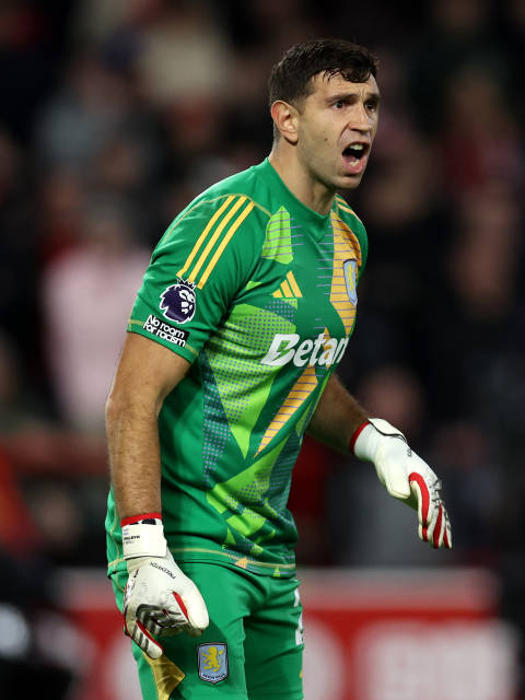 开云在线-关键时刻巴塞罗那门线救险：英超节点到来，球迷炸锅，年轻球员得到机会(巴塞罗那足球球迷)