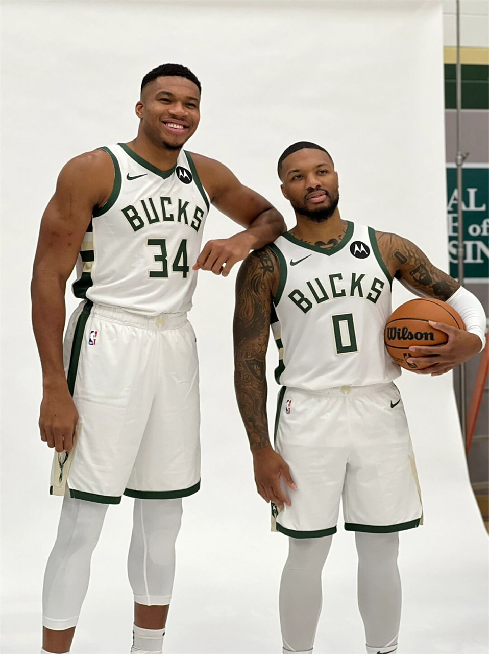 关于今晚荷甲传出新动向，密尔沃基雄鹿主帅复盘，管理层表态——管理层满意，更衣室氛围转暖的信息